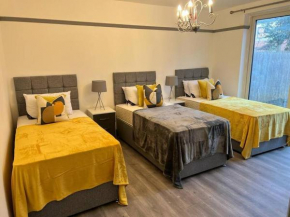 Foxhall House by Mia Living 4 bedrooms plus free parking